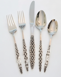 Juego de cubiertos metálicos clásicos con diseño de mango ornamentado, alto brillo, aptos para lavavajillas, para uso en mesas de boda. - Product Image 1