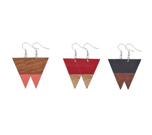 Boucles d'oreilles créoles géométriques élégantes en bois, design unique en U marron, bijoux de luxe tendance et de qualité pour femme, idéales pour les soirées - Product Image 3