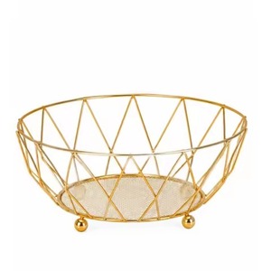 Panier à fruits en fil métallique doré, très populaire, avec embouts sphériques et base solide, idéal pour les produits frais sur le comptoir de cuisine - Product Image 2