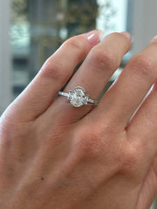 Magnifique bague en diamant taille ovale en or blanc, sertie demi-clos, élégante et moderne, pour femme, design de bijoux de luxe - Product Image 2