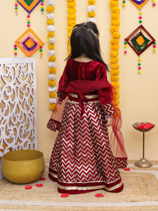 Choli Étnico de Invierno en Terciopelo Granate con Diseño de Bordado de Lentejuelas en Zigzag para Mujer - Product Image 4
