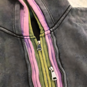 Sudadera con capucha para hombre con cremallera, diseño de paneles de dos colores, estilo moderno, ropa urbana, corte holgado, tela premium, estética minimalista. - Product Image 4