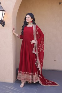 Vestido largo de lentejuelas y bordados de imitación con encaje de diseñador, manga larga, estilo tradicional para celebraciones de mujer. - Product Image 3