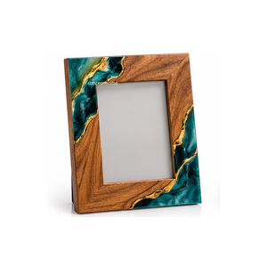 Marco de Fotos Vertical Creativo de Madera con Resina Verde Azulado y Detalles Dorados - Product Image 1