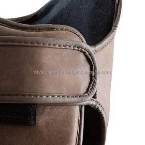 Espinilleras de cuero de vaca con logotipo personalizado de alta calidad MMA y Muay Thai Boxing Shin Protector para deportes de fútbol - Product Image 2