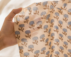 Tissu en coton imprimé à la main indien écologique, motif floral botanique bleu, tissu doux au mètre, pour robes et décoration intérieure de Jaipur - Product Image 3