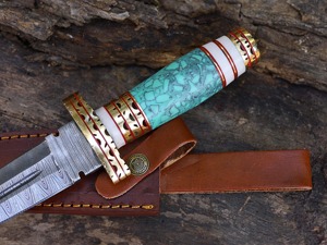 Couteau de chasse Bowie à lame fixe en acier Damas, personnalisé, fait main, multifonctionnel, pour le camping, avec manche en résine et laiton, et étui en cuir - Product Image 2