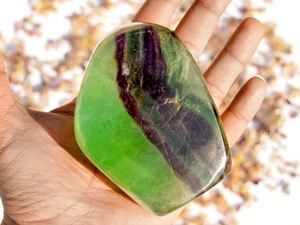 หินลาบราดอไรต์สีเขียวธรรมชาติทำมือ หินคริสตัลสำหรับทำสมาธิ แกะสลักเรซิ่นแบบตั้งได้เอง รูปทรงอิสระ ขัดเงา หินมงคลแห่งความรัก - Product Image 4