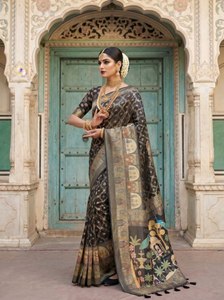 Sari en soie Dola traditionnel Signature Reglance avec motif Heritage Bloom, texture toile royale, finition luxueuse pour les occasions festives - Product Image 3