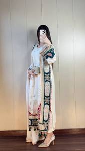 Ensemble prêt-à-porter entièrement cousu avec haut en soie brodé de motifs étoiles et de sequins, pantalon en soie à motifs étoiles et dupatta Rangoli. - Product Image 3