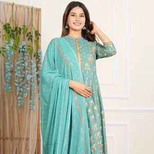 Kurta Anarkali Verde de Rayón con Estampado Floral para Mujer, con Dupatta, Cuello Mandarín, Detalles en Gota, Mangas Tres Cuartos, Ropa Étnica - Product Image 1