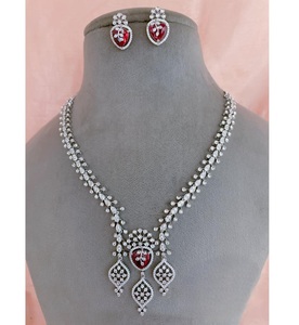 Conjunto de Collar y Aretes con Circonitas y Acabado Plateado de Diseño Moderno y de la Mejor Calidad, Colección para Bodas - Product Image 1