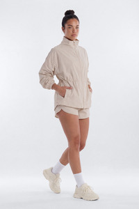 Ensemble de survêtement décontracté 2 pièces pour femme : coupe-vent léger, sweat à capuche froissé et short, taille élastique - Product Image 3