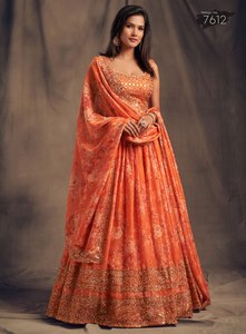 Robe de demoiselle d'honneur pour femme, en organza à imprimé floral orange Zari, sans manches, taille naturelle, coupe évasée, longueur au sol - Product Image 2