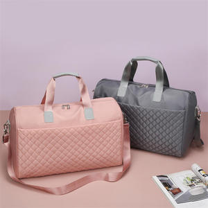 Sac de voyage matelassé en nylon de qualité supérieure, grande capacité, résistant à l'eau, sac de week-end pour femmes avec bandoulière - Product Image 6