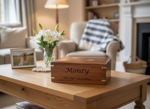 Urne funéraire en bois pour animaux de compagnie, gravée avec le nom et les dates, boîte rectangulaire pour les restes d'animaux, fabriquée avec amour - Product Image 4