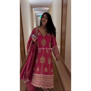 DISEÑADOR CHINON SECUENCIA DE BORDADO DE SECUENCIA TRABAJO TOP BOTTOM CON DUPATTA ROSA - Product Image 3