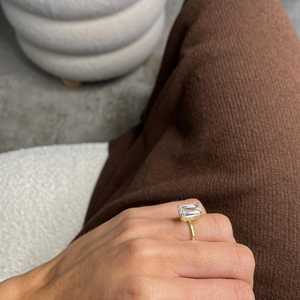 Anillo de Oro con Diamante Cultivado en Laboratorio, Corte Esmeralda, 4.10 Quilates |   Anillo de Compromiso Solitario de Lujo con Certificado IGI |   Boda Elegante y Moderna - Product Image 4