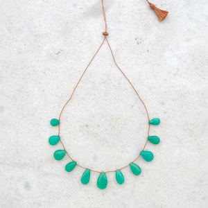 Collier ajustable en macramé avec pendentif en calcédoine verte faite à la main, fournisseur en gros de bijoux bohèmes perlés - Product Image 3