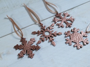 Adornos Colgantes de Copos de Nieve Metálicos Hechos a Mano, Decoraciones Rústicas para Árboles de Navidad - Product Image 3