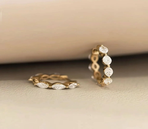 Pendientes de Aro de Oro de 14K con Diamantes Marquise, Pequeños, Minimalistas, para Uso Diario, Elegantes y Finos - Product Image 2