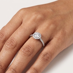 Bague de fiançailles pour femme en platine PT950 avec diamant rond taille brillant et diamants latéraux couleur D certifiés IGI, style classique - Product Image 3