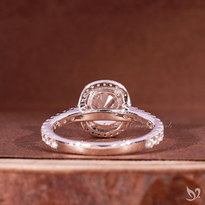 Bague de fiançailles en or blanc 10K avec halo de diamants de laboratoire taille coussin allongée 2 carats, certifiée IGI, et pavé de diamants - Product Image 3