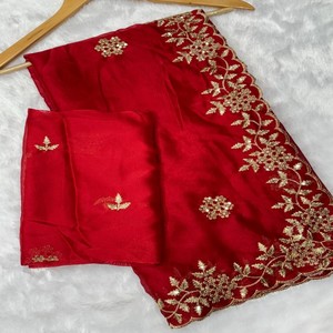 Sari de Seda Rangoli Suave Premium VASTRA COTTAGE con Bordado Floral Tradicional Dorado Zari y Borde Calado - Product Image 3