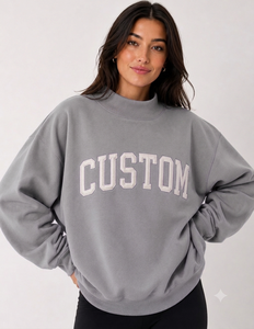 เสื้อสเวตเชิ้ตผู้หญิงแบบสวมหัว คอเต่า ทรงหลวม สไตล์ลำลอง ปักโลโก้ แขนยาว ไหล่ตก รับผลิตตามสั่งขายส่ง - Product Image 1