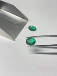 Prix abordable Pierres précieuses d'émeraude vertes de 1 carat, de forme ovale, traitées thermiquement et créées en laboratoire, pour la fabrication de bijoux - Product Image 2