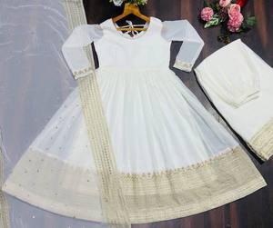 ชุดสูทผ้าจอร์เจตต์ TOP PLAZZO DUPATTA ประดับด้วยงานปักดิ้นซารีและดิ้นลายเส้นขนาด 3 มม. - Product Image 6