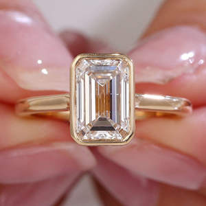 แหวนเพชรทรงเอเมอรัลด์สั่งทำพิเศษ 4 กะรัต ชุบทอง 14k ได้รับการรับรองจาก IGI แหวนหมั้นและแต่งงานสุดหรูสำหรับผู้หญิง แบบฝังหนามเตย - Product Image 1
