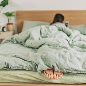 Juego de funda nórdica de algodón puro color verde salvia con cierre de botones de coco, incluye fundas de almohada para un estilo de decoración de dormitorio moderno. - Product Image 2