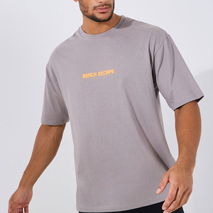 Camiseta de algodón personalizable para hombre, color sólido, estilo urbano con estampado en relieve, peso pesado, logotipo en la parte delantera. - Product Image 4
