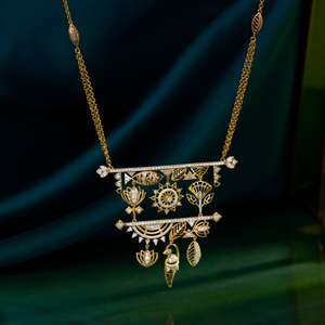 Collar con Colgante de Diamantes con Motivo de Patrimonio Cultural y Pájaro - Product Image 3