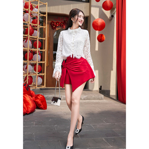 Blusa Corta de Verano Casual Blanca para Mujer con Encaje Floral, Cuello Simulado con Volantes, Manga Larga Acampanada y Dobladillo con Flecos, Diseño Personalizado ODM OEM SUNE - Product Image 2