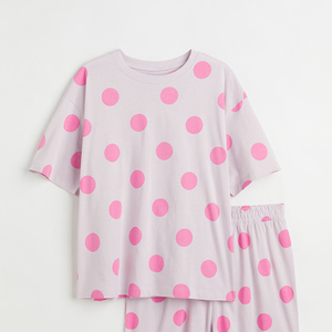 Conjunto de 2 Piezas para Mujer, Verano, Top Corto sin Mangas y Tirantes, Pantalones Cortos hasta la Rodilla, Poliéster/Algodón, Ropa de Dormir Informal, Logotipo Personalizado - Product Image 6
