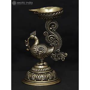 Artículo de decoración para el hogar Diya de latón de pavo real superfino pequeño de 5 pulgadas hecho a mano en India - Product Image 1