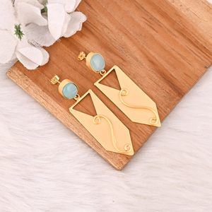 Élégantes boucles d'oreilles pendantes en calcédoine aqua pour femmes, bijoux faits à la main en laiton plaqué or - Product Image 4