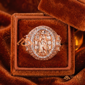 Anillo de la Virgen María en Oro Rosa de Lujo – Banda con Incrustaciones de Diamantes – Diseño Único con Piedras Baguette y Redondas - Product Image 5