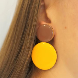 Modernos y Elegantes Pendientes de Resina Hechos a Mano para Mujer, Diseño Geométrico con Salpicaduras Rojas, Modelo para Ocasiones como el Día de Acción de Gracias - Product Image 2