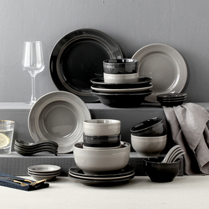 Service de table élégant en porcelaine noire avec bordure argentée, assiettes de service haut de gamme, bols décoratifs, tasses à thé élégantes - Product Image 1