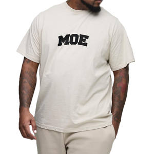 เสื้อยืดคอตตอนพรีเมียม 240 GSM สไตล์สตรีทแวร์ ทรงดรอปไหล่ พร้อมป้ายโลโก้เชนีล สำหรับผู้ชาย รับผลิตแบบ OEM จำนวนมาก - Product Image 1