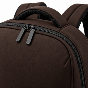 Mochila Moderna para Portátil Color Marrón con Cierre de Cremallera, Bolsillos Laterales y Correas de Malla - Product Image 3