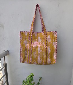 Sac fourre-tout en coton jaune moutarde imprimé à la main avec détails de surpiqûres et bretelles confortables - Product Image 3