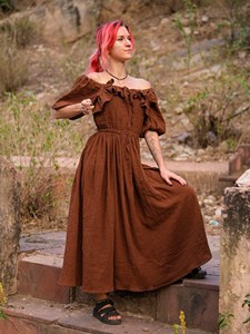 Robe longue maxi en gaze de coton marron, élégance bohème, col épaules dénudées, légère et respirante - Product Image 3
