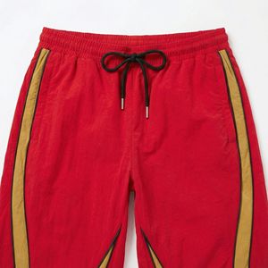 Pantalones Deportivos Rojos con Detalles en Mostaza, Venta al Por Mayor |   Pantalones deportivos casuales de mezcla de algodón |   Proveedor de Ropa Urbana y Boutique OEM - Product Image 3