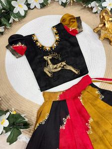 ชุดเลเฮนกาพิมพ์ลายฟอยล์แบบดั้งเดิมสำหรับเด็ก พร้อมเสื้อแม็กกัมดีไซน์เนอร์ - Product Image 5