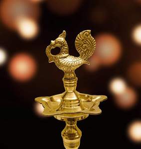 Lampe sculpturale en laiton plaqué or de qualité supérieure, conçue pour usage spirituel, motif paon Mahabharat, impression sérigraphiée Uttar - Product Image 5