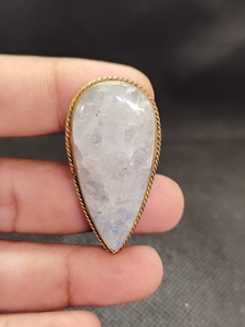 Pendentif ovale en laiton rainuré avec pierre de lune naturelle |   Bijoux de mariage pour femmes plaqués or faits à la main |   Fabrication OEM et ODM - Product Image 5